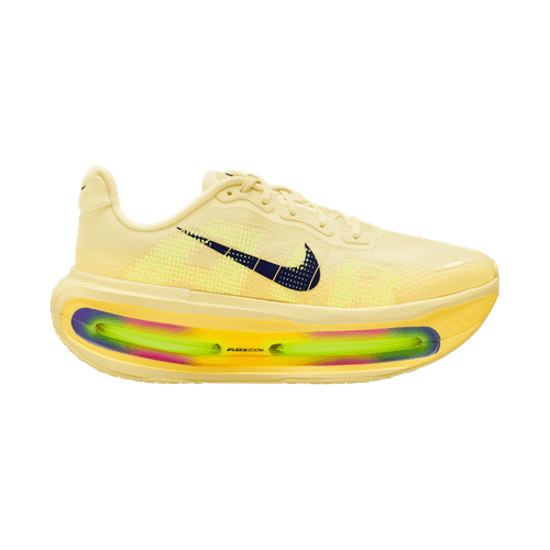 Nike Vomero Premium Herre i Alabaster/Blue Void-Citron Pulse har en lysegul overdel, blå prikket swoosh og en tyk gul sål med synlig neongrøn og lilla ZoomX-støddæmpning for maksimal komfort, vist på en almindelig hvid baggrund.