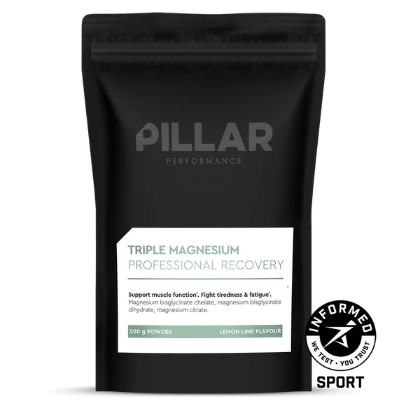 En sort genlukkelig pose mærket Pillar Performance Triple Magnesium Professional Recovery Powder, Lemon Lime. Dette kosttilskud understøtter muskelfunktion, restitution og bedre søvn og er forsynet med Informed Sport-certificeringsmærket.