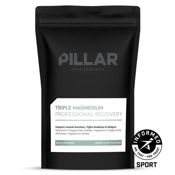 En sort genlukkelig pose mærket Pillar Performance Triple Magnesium Professional Recovery Powder, Lemon Lime. Dette kosttilskud understøtter muskelfunktion, restitution og bedre søvn og er forsynet med Informed Sport-certificeringsmærket.