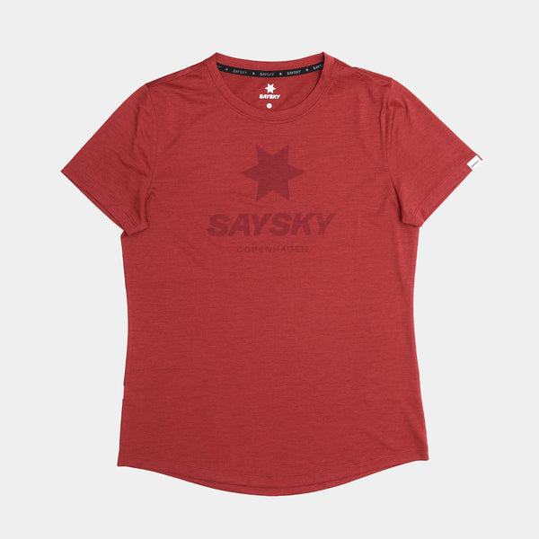 Saysky W Logo Combat Pro T-shirt til kvinder er en rød, hurtigtørrende sportstee med en mørkere rød stjernegrafik, "SAYSKY" og "COPENHAGEN"-tekst på forsiden samt en lille hvid stjernedetalje på det indvendige halsmærke.