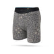 Stance It Is Paisley Wholester herre boxershorts i Stringgrey har en sort linning og et heldækkende gråt og beige Paisley-bandana-mønster, fremstillet i fugttransporterende stof for komfort hele dagen. Vist på en almindelig hvid baggrund.