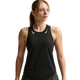 En kvinde iført en Nike AeroSwift Running Singlet, Dame, Black/White med to hvide swoosh-logoer står mod en hvid baggrund og ser til siden.