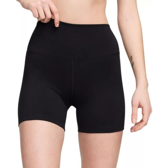 En kvinde bærer Nike One High-Waisted 5" Biker Shorts, Dame, Black, og viser linningen mod en ensfarvet baggrund. Kun hendes overkrop og overben er synlige - ideelle shorts til dametræning.