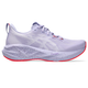 Asics Novablast 5 Tokyo Dame i Vapor/Edo Purple har en lav profil, overdel i mesh, rødfarvet sål, spættet mellemsål, subtil hvid grafik, FF BLAST PLUS ECO-støddæmpning, snørelukning og letvægtskonstruktion.