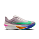 Nike Zoom Fly 6 "Eliud Kipchoge" løbesko til herrer har en siltrød overdel, grøn swoosh (Green Shock), persisk violette detaljer og flerfarvet sål, inspireret af Kipchoges stil og kendt for sit aerodynamiske design.