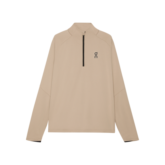 On Climate Shirt, Herre, Desert er en beige langærmet pullover med kvart lynlås foran og et lille sort ON-logo på venstre bryst, vist på en almindelig hvid baggrund.