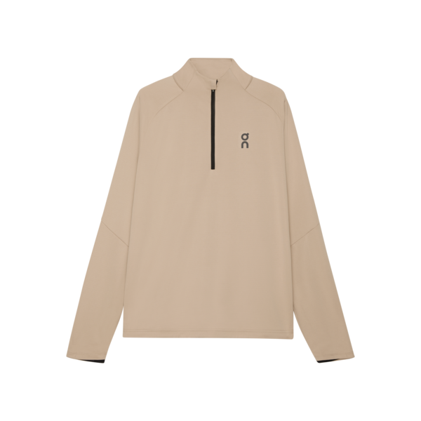 On Climate Shirt, Herre, Desert er en beige langærmet pullover med kvart lynlås foran og et lille sort ON-logo på venstre bryst, vist på en almindelig hvid baggrund.