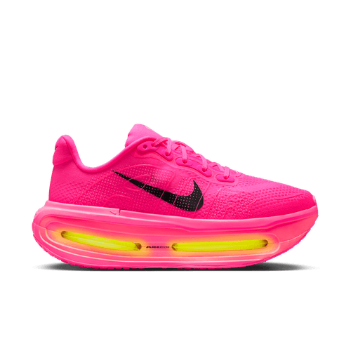 Nike Vomero Premium Dame i Hyper Pink/Black-Digital Pink-Volt har en sort Swoosh og neongul ZoomX-sål på en almindelig hvid baggrund.