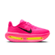 Nike Vomero Premium Dame i Hyper Pink/Black-Digital Pink-Volt har en sort Swoosh og neongul ZoomX-sål på en almindelig hvid baggrund.