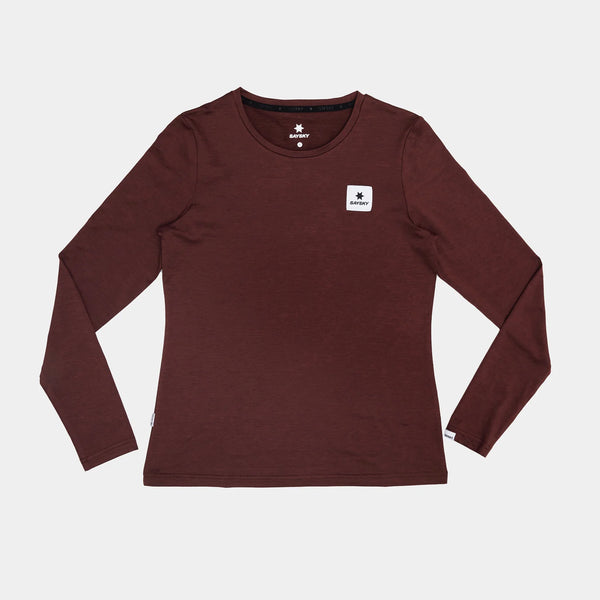 Saysky W Statement Pace Long Sleeve til damer i rød ligger fladt på en hvid baggrund. Den hurtigtørrende sportstop har et lille, kvadratisk hvidt logo-patch på venstre bryst.