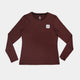 Saysky W Statement Pace Long Sleeve til damer i rød ligger fladt på en hvid baggrund. Den hurtigtørrende sportstop har et lille, kvadratisk hvidt logo-patch på venstre bryst.