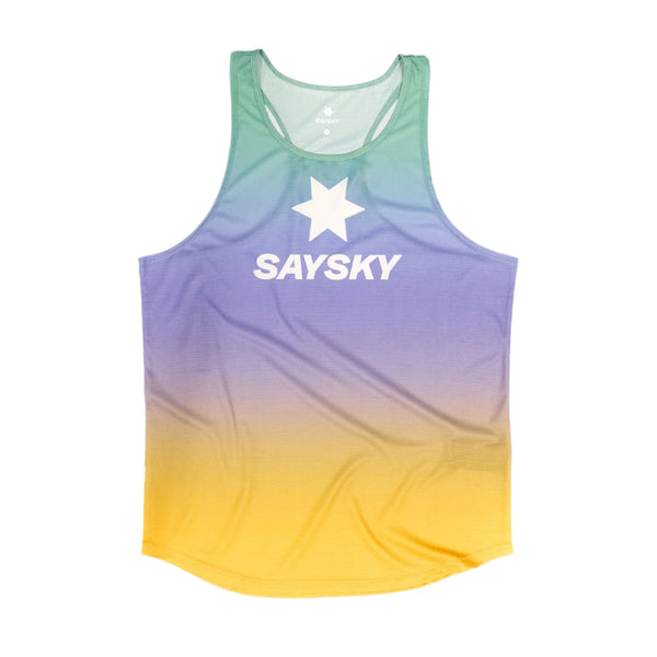 Drip Dye Flow Singlet, Herre, Purple Aop fra Saysky er en ærmeløs løbetop med en grøn-lilla-gul gradient og har hvide Saysky- og stjernelogoer på brystet.