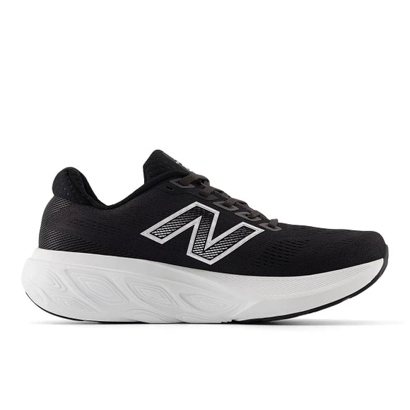 New Balance FreshFoam 880 v15 Herre i Black/White/Reflection har en hvid sål og et hvidt "N"-logo, der giver komfort til mænd, der søger kvalitetsløbesko, vist på en hvid baggrund.