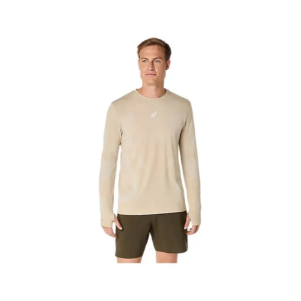 En mand i en Asics Road Seamless LS Top, Herre, Cream med et lille hvidt logo på brystet og mørkegrønne shorts står med front mod en almindelig hvid baggrund.