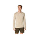 En mand i en Asics Road Seamless LS Top, Herre, Cream med et lille hvidt logo på brystet og mørkegrønne shorts står med front mod en almindelig hvid baggrund.