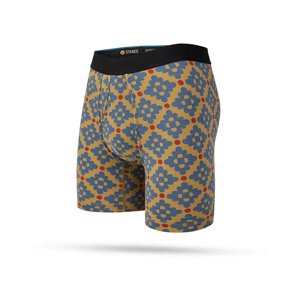 Stance Creamic Wholester Herre i khaki har en sort linning og et blåt, orange og beige geometrisk blomstermønster. Med Wholester-teknologi, der giver førsteklasses støtte, er disse boxershorts til mænd det perfekte undertøj. Vises på en hvid baggrund.