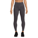 En person står model til Nike Swift High-Waisted 7/8 Running Tights with Pockets, Dame, i Thunder Grey/Reflective Silv sammen med sorte sportssko. De står afslappet på en almindelig hvid baggrund; billedet er beskåret øverst på brystet.