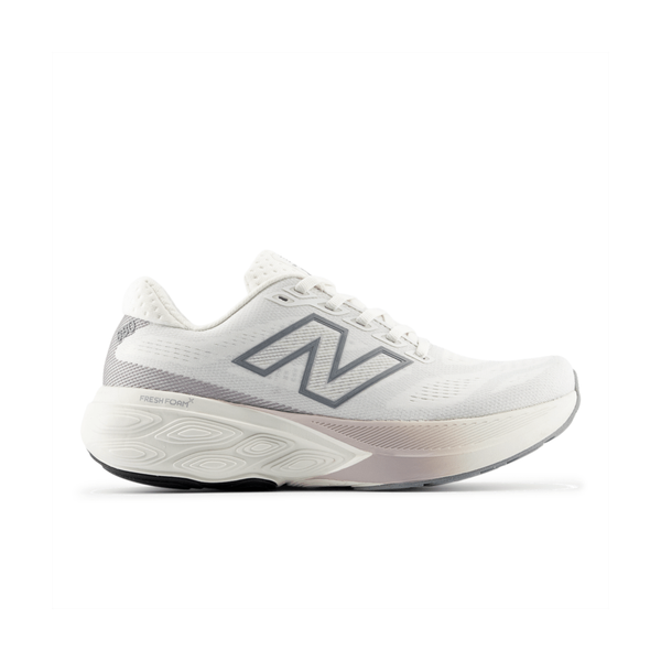 New Balance FreshFoam 880 v15 Dame løbesko i Sea Salt/Slate Grey har et hvidt design, gråt N-logo, hvide snørebånd og en tyk tekstureret sål, vist i sideprofil mod en almindelig hvid baggrund.