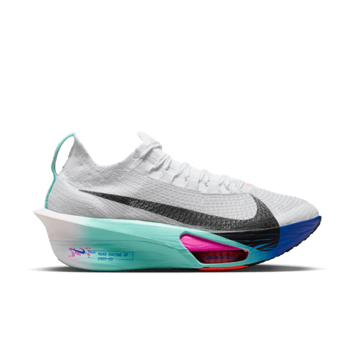 En Nike Alphafly Next% 3 Dame løbesko i White/Black-Hyper Turq-Concord med sort swoosh, tyk sål med gradient fra turkis til blå, pink detaljer, synligt mellemsålcutout og responsivt ZoomX-skum på en hvid baggrund.