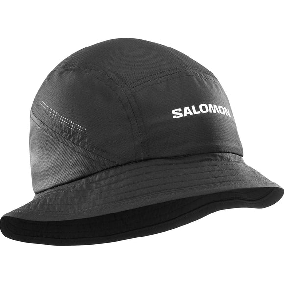 Salomon SHAKEout Bucket Hat, Unisex i Deep Black, har letvægtsmateriale, synlige syninger, en let buet skygge, hvidt Salomon-logo på forsiden og er designet som en svedtransporterende hat for komfort.