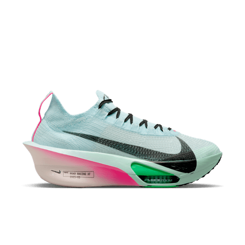 Nike Alphafly Next% 3 til mænd i Glacier Blue/Black-Mint Foam-Green Shock har en stor sort Swoosh, sorte snørebånd og en tyk hvid sål med pink og grønne detaljer. ZoomX-skum giver høj hælstøtte og synlig støddæmpning.