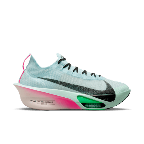 Nike Alphafly Next% 3 til mænd i Glacier Blue/Black-Mint Foam-Green Shock har en stor sort Swoosh, sorte snørebånd og en tyk hvid sål med pink og grønne detaljer. ZoomX-skum giver høj hælstøtte og synlig støddæmpning.