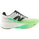 Et sidebillede af New Balance Fuelcell Supercomp Elite V5 Dame i White/Mint Flash EKIDEN viser en hvid og mintfarvet overdel, sorte snørebånd, et fedt sort N-logo og en tyk hvid og mintfarvet sål med påskriften FuelCell.
