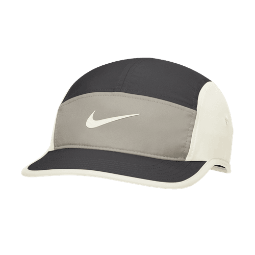 Nike Unstructured Swoosh Cap til unisex har farvepaneler i Medium Ash, College Grey og Sail, en buet skygge og et hvidt Swoosh-logo foran. Kasketten giver et sporty look i et afslappet, ustruktureret design.
