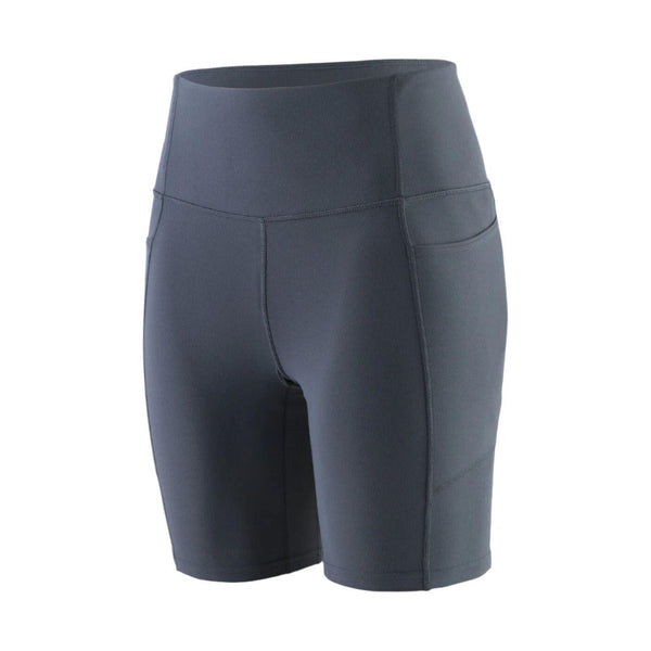 Et par Patagonia W's Maipo Shorts - 8 in. for kvinder i Smolder Blue, med højtaljet, tætsiddende design med sidelommer og strækbart materiale, vist på en hvid baggrund.