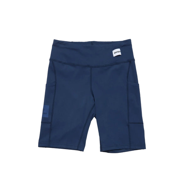 Et par Saysky W Motion+ Short Tights 9" til kvinder i blå med sidelommer, synlige sømme og en hvid logopatch på linningen - ideelle blå træningstøj til enhver aktiv garderobe. Vist mod en almindelig hvid baggrund.