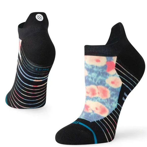 Stance Pop Light Tab Dame Black er sorte træningsstrømper med lav ankel til kvinder med farverige vandrette striber på hælen, et sløret blåt, pink og orange blomstermønster på forsiden og et synligt brandlogo på den bagerste manchet.
