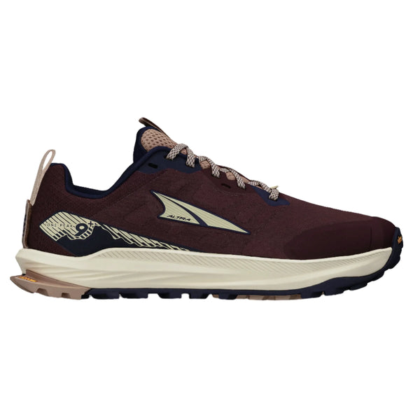 Altra Lone Peak 9+ Dame i rødbrun er en atletisk trailløbesko med marineblå og solbrune detaljer, cremefarvet mellemsål, sort ydersål, Altra-logo på siden og mønstret hælparti.