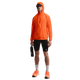 En person står på en ensfarvet baggrund iført en orange jakke med hætte, sorte shorts, Nike ACG Lavaloops 1/2 Tights Herre Black/Summit White, orange løbesko, hvide sokker, en sort kasket, solbriller og med en sort vandflaske i hånden - ideel træningstøj.