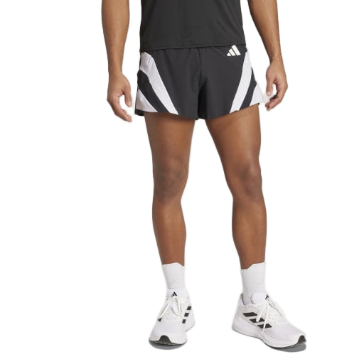 En person iført Adidas Adizero Archive Gel Shorts 3", Herre, Black, sammen med en sort skjorte, hvide sokker og hvide sportssko står på en almindelig hvid baggrund. Kun underkroppen og benene er synlige.
