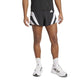 En person iført Adidas Adizero Archive Gel Shorts 3", Herre, Black, sammen med en sort skjorte, hvide sokker og hvide sportssko står på en almindelig hvid baggrund. Kun underkroppen og benene er synlige.