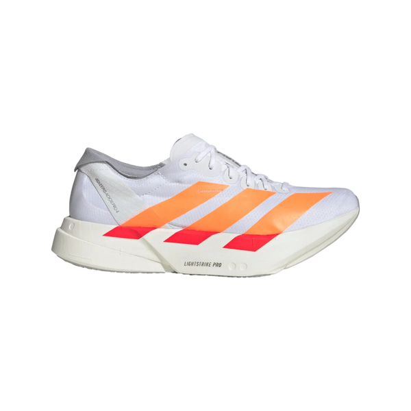 Adidas Adizero Adios Pro 4 til mænd i Cloud White/Lucid Orange/Lucid Red har tre orange og pink diagonale striber, en tyk hvid LIGHTSTRIKE PRO-sål og en grå hælaccent, der vises side om side mod en hvid baggrund.