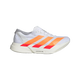 Adidas Adizero Adios Pro 4 til mænd i Cloud White/Lucid Orange/Lucid Red har tre orange og pink diagonale striber, en tyk hvid LIGHTSTRIKE PRO-sål og en grå hælaccent, der vises side om side mod en hvid baggrund.