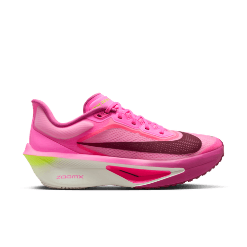 Nike Zoom Fly 6 Dame i Pink Spell/Bordeaux-Crimson Tint har en pink overdel med rødbrun swoosh og accenter, neongul hældetalje, "ZoomX-skum"-branding på den hvide skumsål, vist fra siden mod en ensfarvet baggrund.