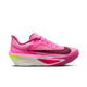 Nike Zoom Fly 6 Dame i Pink Spell/Bordeaux-Crimson Tint har en pink overdel med rødbrun swoosh og accenter, neongul hældetalje, "ZoomX-skum"-branding på den hvide skumsål, vist fra siden mod en ensfarvet baggrund.
