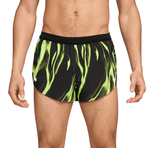 En person iført Nike Aeroswift 2" Shorts, Herre, Volt/White-letvægts løbeshorts med lysegrønt flammemønster og lille hvidt Nike-logo på venstre ben. Perfekte letvægtsløbeshorts til herrer.