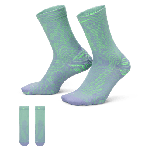 Nike Fast Lightweight Crew-strømperne, unisex i Iron Purple og Voltage Green, har det klassiske logo nær toppen. Vist i en vinkel med et indsnit af begge sokker lagt fladt - perfekt til at matche din go-to Nike-tee.