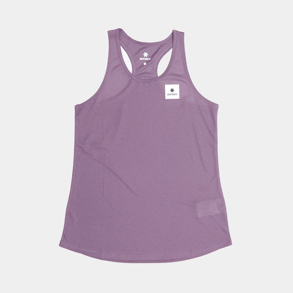 Den lilla Saysky W Reactive Flow Singlet til kvinder er lagt fladt på en hvid baggrund. Den har et heldækkende mønster og et lille hvidt rektangulært logomærke øverst til venstre på brystet.
