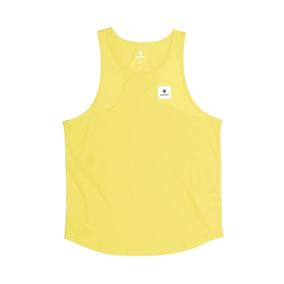 Saysky Reactive Flow Singlet, Herre, Yellow Aop er en gul træningstop uden ærmer med rund halsudskæring og en lille hvid patch med logo og tekst øverst til venstre på brystet. Perfekt åndbart træningstøj, vist på en almindelig hvid baggrund.