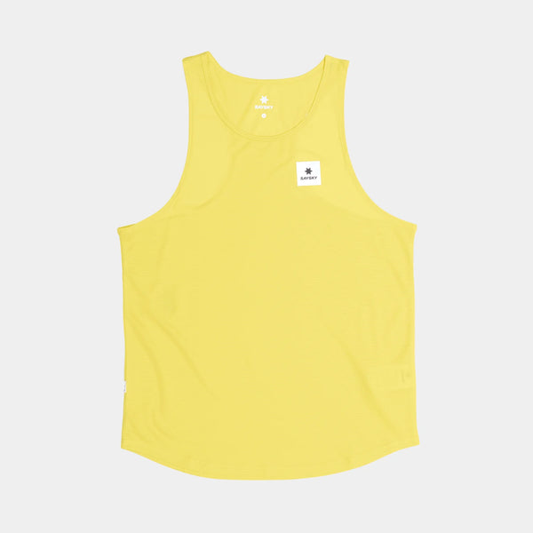 Saysky Reactive Flow Singlet, Herre, Yellow Aop er en gul træningstop uden ærmer med rund halsudskæring og en lille hvid patch med logo og tekst øverst til venstre på brystet. Perfekt åndbart træningstøj, vist på en almindelig hvid baggrund.