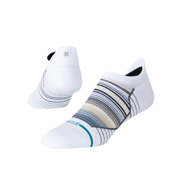 Nedenfor ses den reviderede sætning med de produktoplysninger, du har angivet: Der vises to par hvide Stance Trailhead Light Tab unisex-sokker: den ene er placeret oprejst, så toppen fremhæves, mens den anden viser hælen og designet på siden. Begge har vandrette striber i sort, gråt og beige og er fremstillet som letvægts-trail-sokker og åndbare løbesokker. Et lille logo nær hver manchet sætter et stilfuldt prik over i'et.
