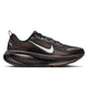 Nike Vomero 18, Herre, Black/Ironstone-Velvet Brown: Sort løbesko med hvidt swoosh, sort snørebånd, ZoomX-skum mellemsål med "X-MORP", og brune detaljer. Perfekt som løbesko til mænd.