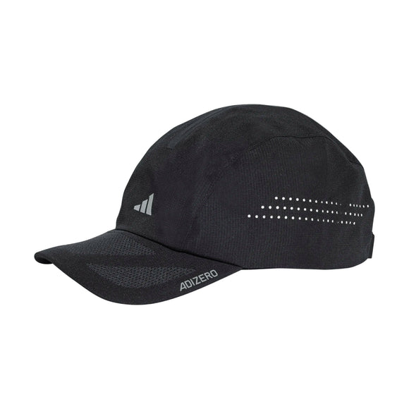 Adidas Runningxadizero Lightweight Cap, Unisex i Black/Refsil, har en buet skygge med "Adizero"-tekst, adidas-logo foran og reflekterende sideprikker - ideel som løbecap til dine løbeture.