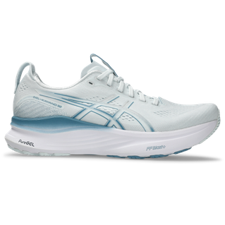 Asics Gel-Kayano 32 Herre i Arctic Blue/Pure Silver har en overdel i mesh, snørelukning, synlig branding på siden og en tyk polstret sål, der giver stabilitet og støtte. Vist i et sidebillede.