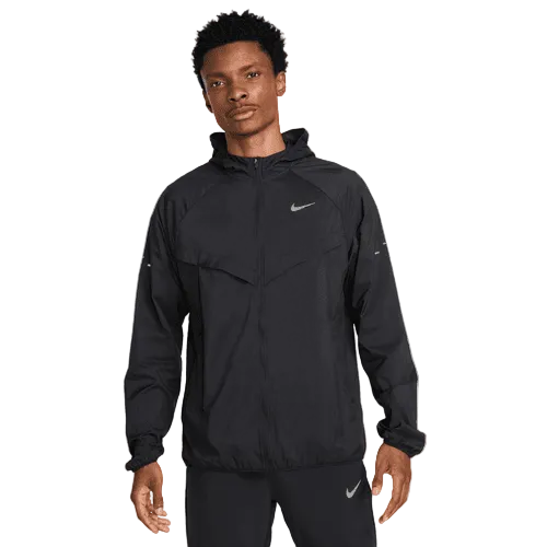 En person iført Nike Stride Repel UV Running Jacket, Herre, i Black/Black/Reflective Silv med matchende sorte bukser står med front mod kameraet på en almindelig hvid baggrund. Jakken har en lille Nike-swoosh på venstre bryst.