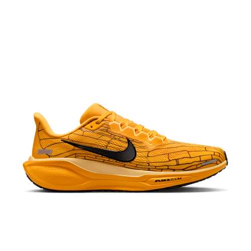 Nike Pegasus 41, Herre, University Gold/Black-Soft Yellow har sorte teksturerede linjer, en sort swoosh og en tyk polstret orange og gul ReactX-mellemsål mærket AIR ZOOM. Skoen er vist på en almindelig hvid baggrund.